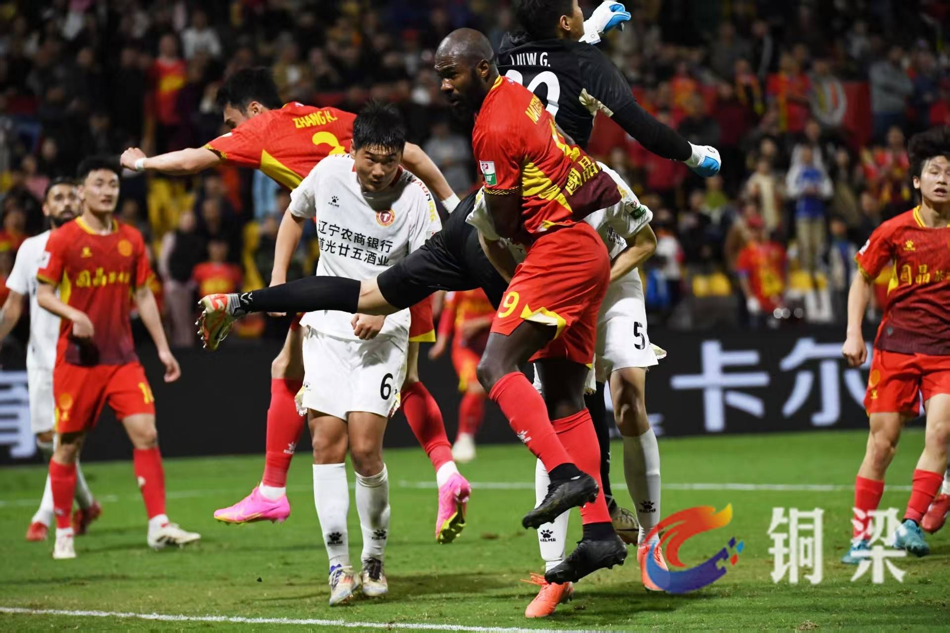 开云体育入口-国际高水平球队对决，赛场观众目不暇接