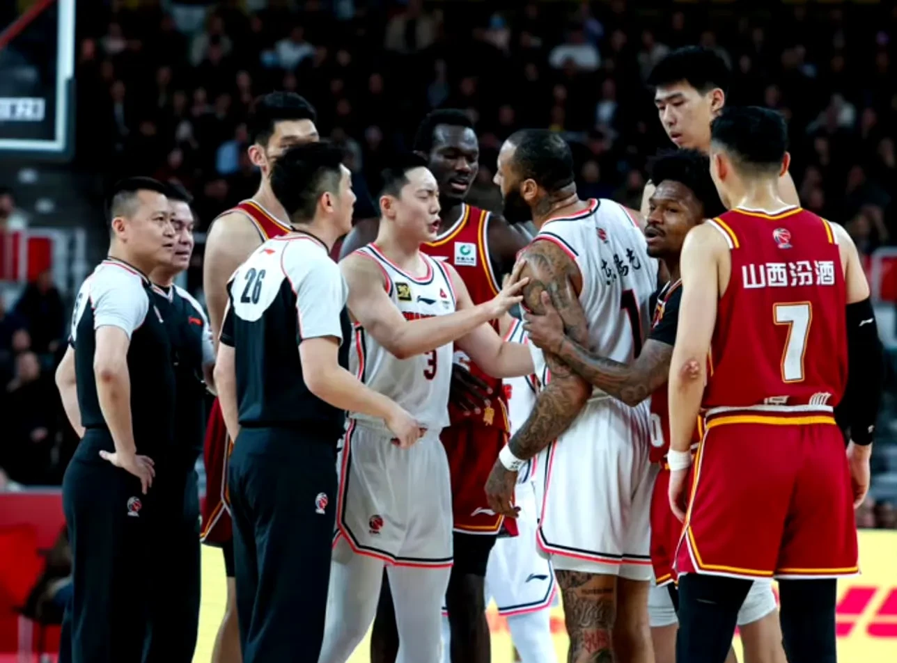 四川男篮客场惨败,遭受连败压力 四川男篮客场惨败,遭受连败压力