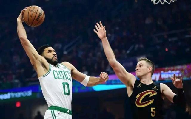 凯尔特人B队鏖战爵士,萨姆·米切尔送出助攻的简单介绍 凯尔特人B队鏖战爵士,萨姆·米切尔送出助攻的简单介绍